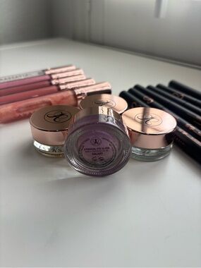 Anastasia Beverly Hills Makeup Bundle 
Eye Gloss, GLIDR Shadow Sticks, Lip Gloss